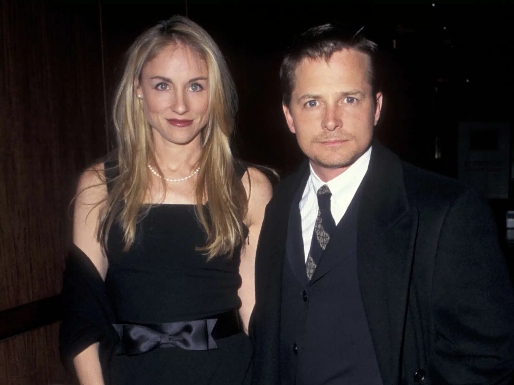 Michael J. Fox et son épouse Tracy Pollan souriant ensemble