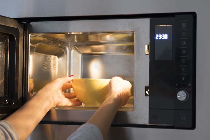 Mettre un aliment dans le micro-onde 