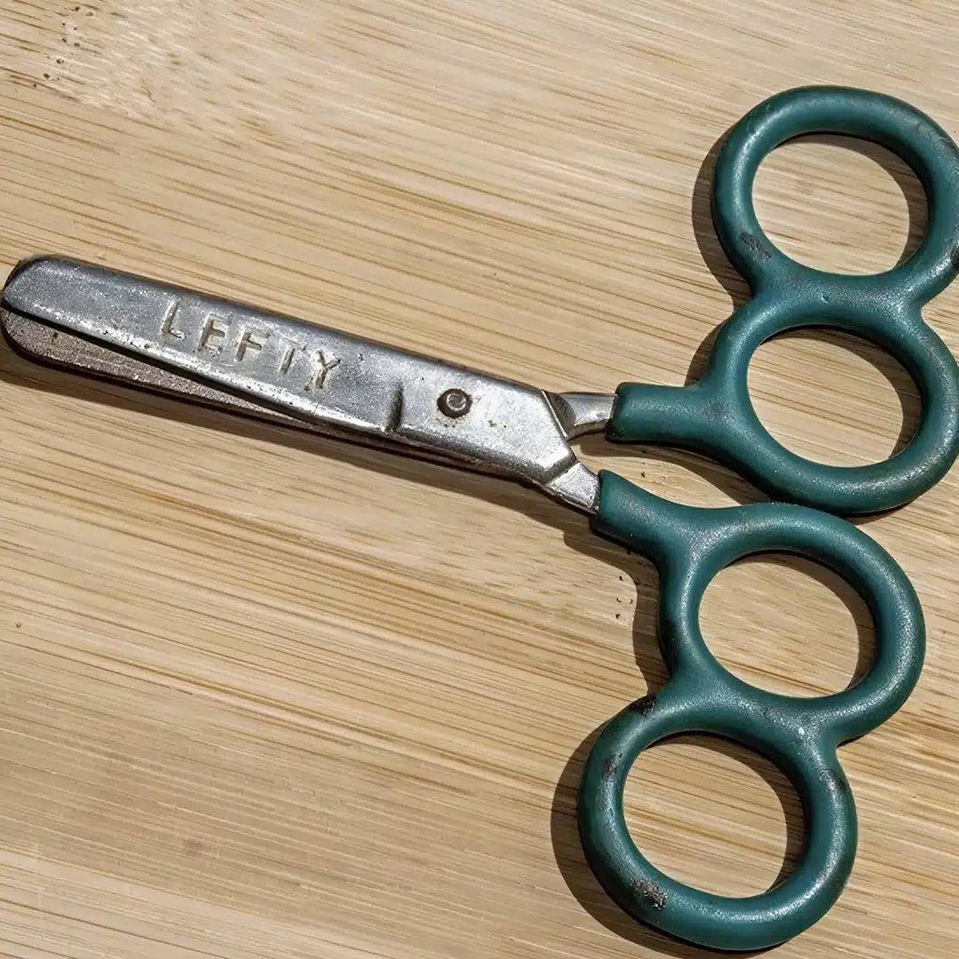 Mon amie a reçu en cadeau une paire de ciseaux étonnante à quatre trous… Mais quelle peut bien être leur utilité ?