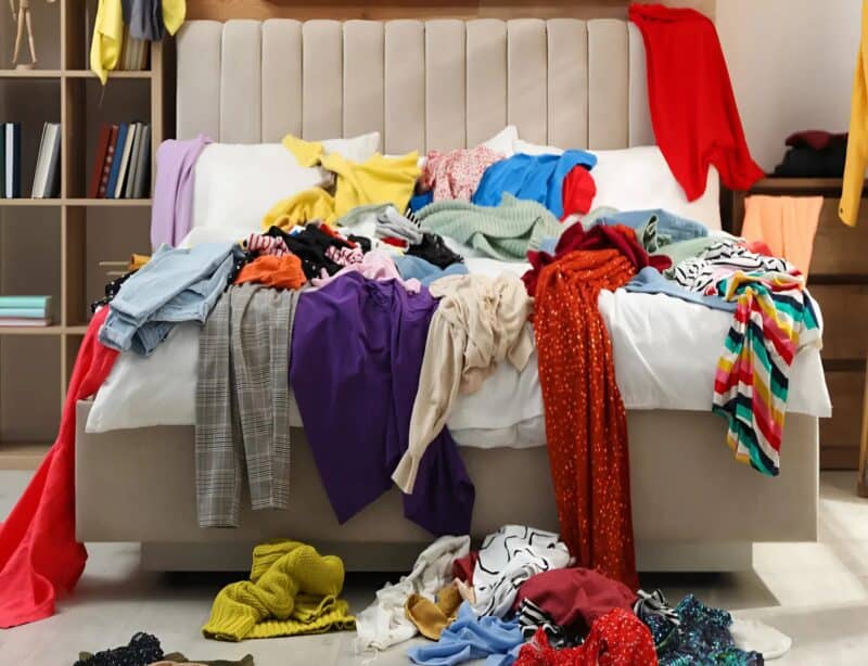 Intérieur négligé d'une pièce à vivre