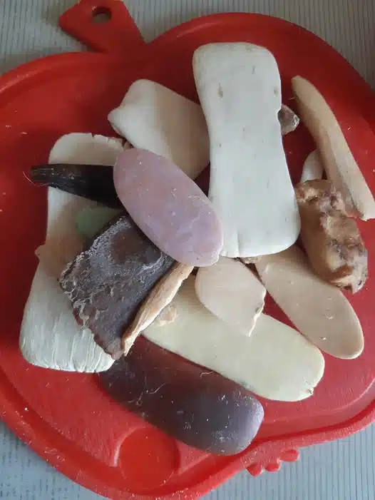 Restes de savon râpés près d'un vêtement blanc