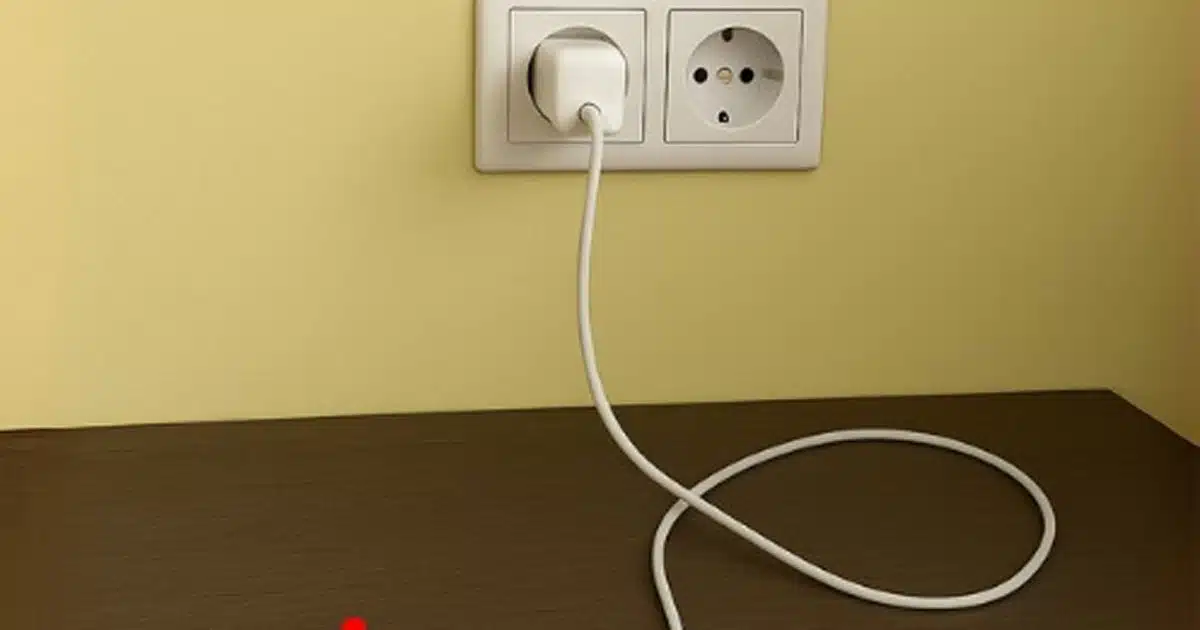 Ne laissez jamais un chargeur seul branché à une prise