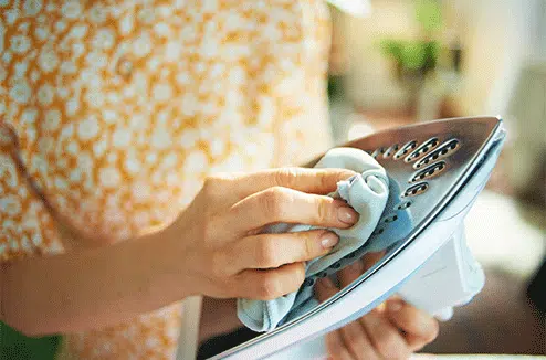 Dentifrice et bicarbonate de soude pour nettoyer un fer