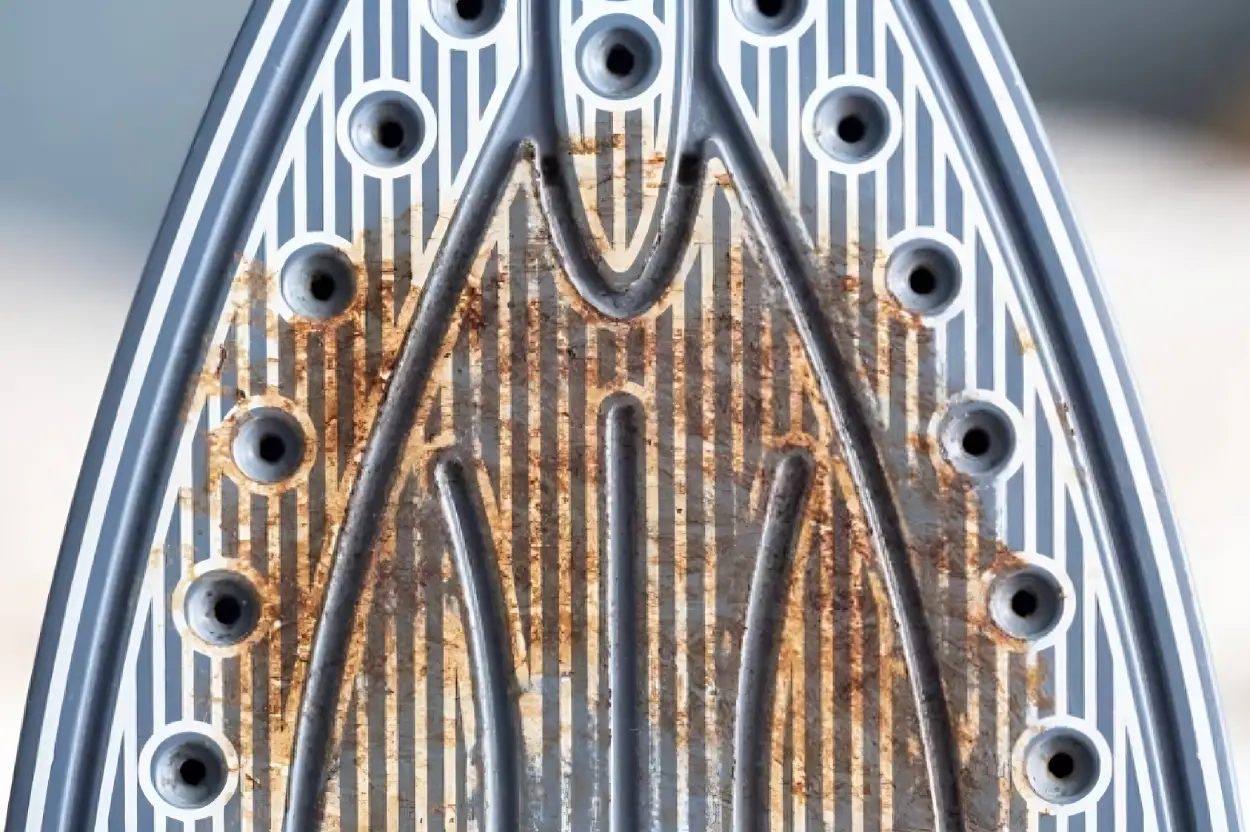 Semelle de fer à repasser noircie et encrassée