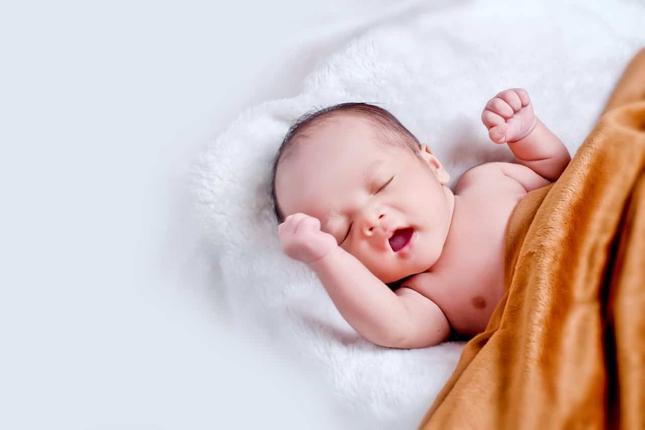 Bébé nouveau-né enveloppé dans un lange doux