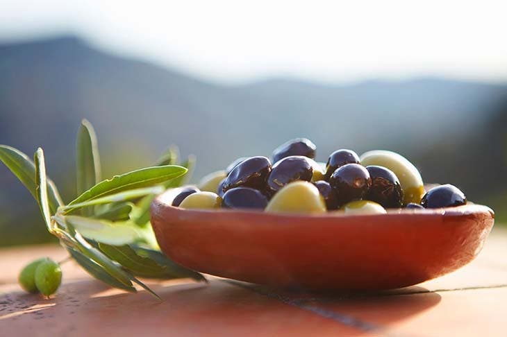 Des olives noires et vertes dans une assiette 