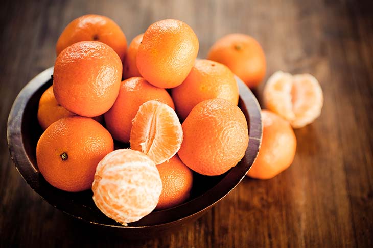 Des oranges dans un récipient 