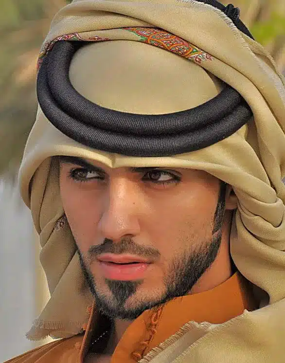 Omar Borkan et sa compagne Yasmin partageant un moment complice