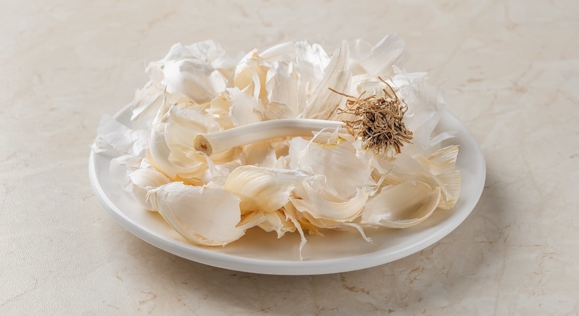 Préparation d'une infusion d'épluchures d'ail dans une casserole