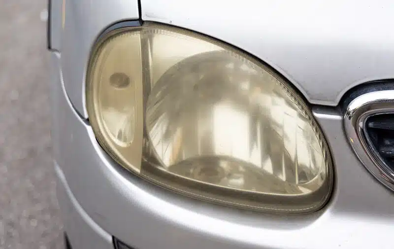 Phares de voiture opacifiés