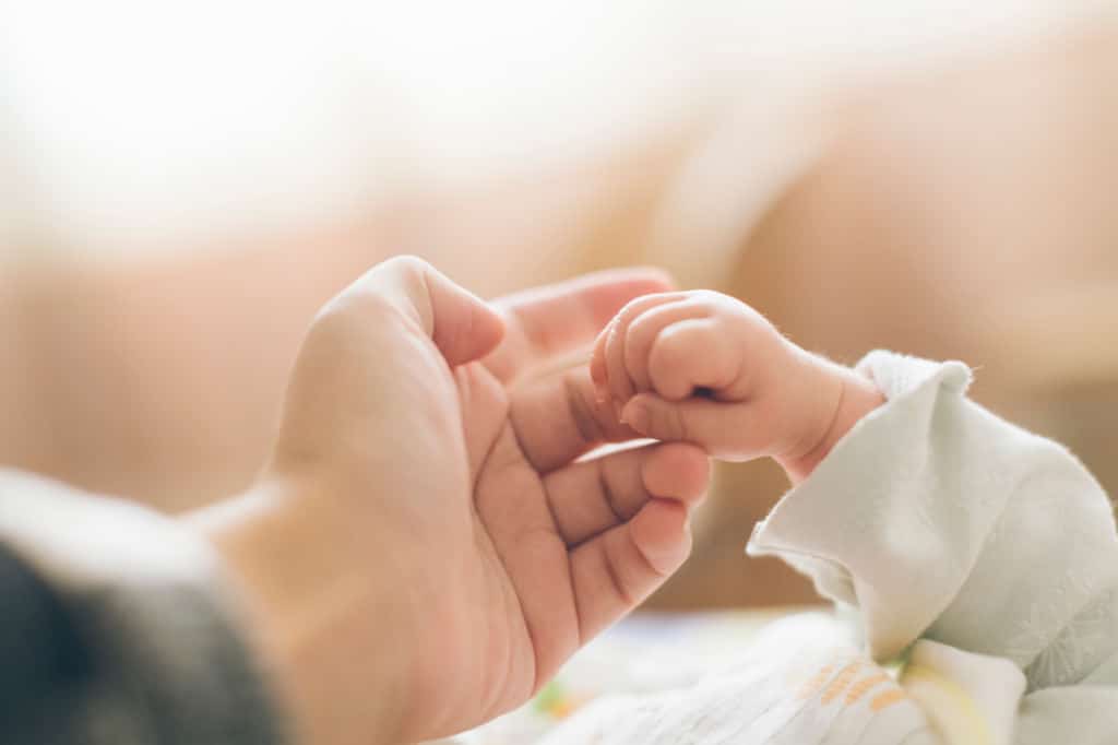 Détail des mains du bébé
