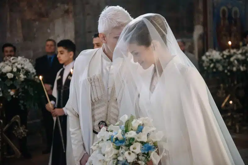 Bera et Nanuka souriants lors de leur mariage, un moment de bonheur simple