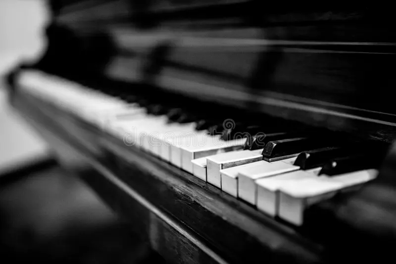 Vieux piano classique dans un intérieur raffiné