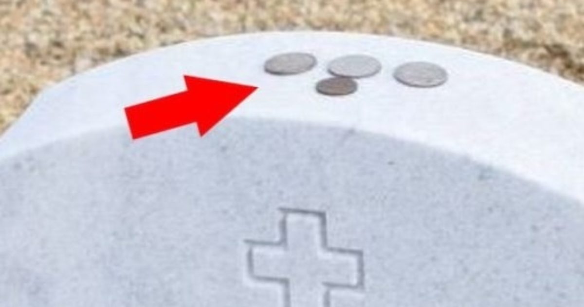 Pièces laissées sur une pierre tombale : que signifient-elles ?