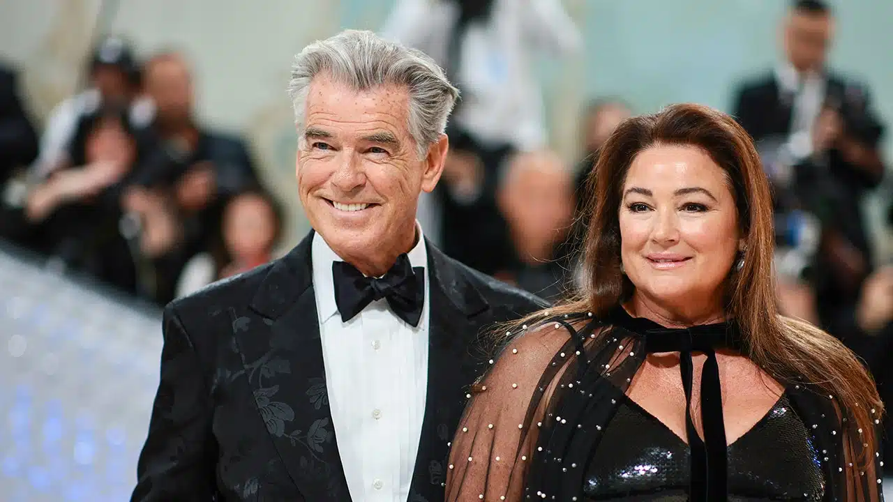 Pierce Brosnan et Keeley Shaye main dans la main lors d'une avant-première