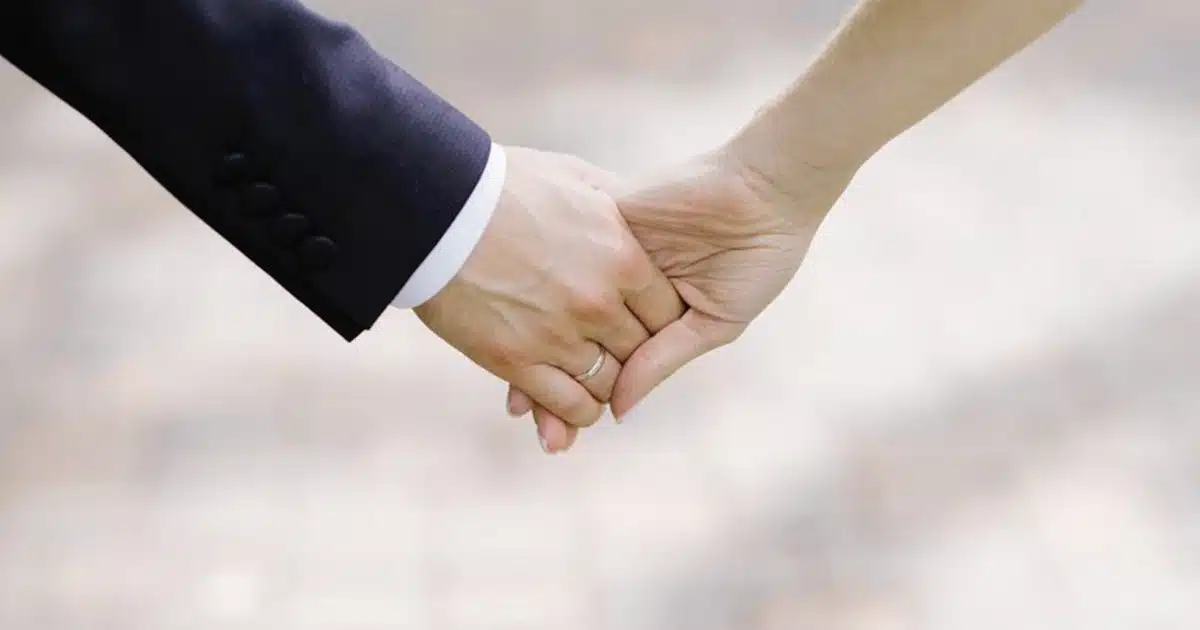 Pour quelle raison un homme touche-t-il la paume de la main d’une femme ?