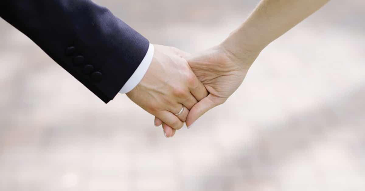 Pour quelle raison un homme touche-t-il la paume de la main d’une femme ?