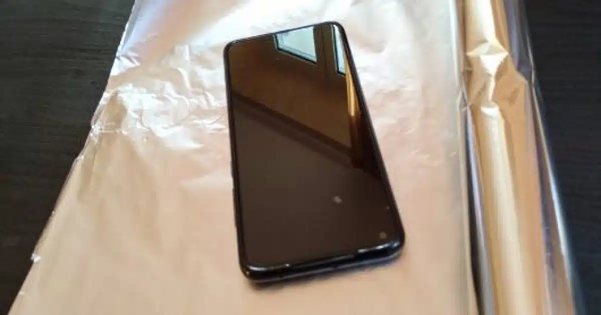 Pourquoi de nombreuses personnes enveloppent leur téléphone dans du papier aluminium ?