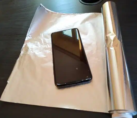 Pourquoi de nombreuses personnes enveloppent leur téléphone dans du papier aluminium ?