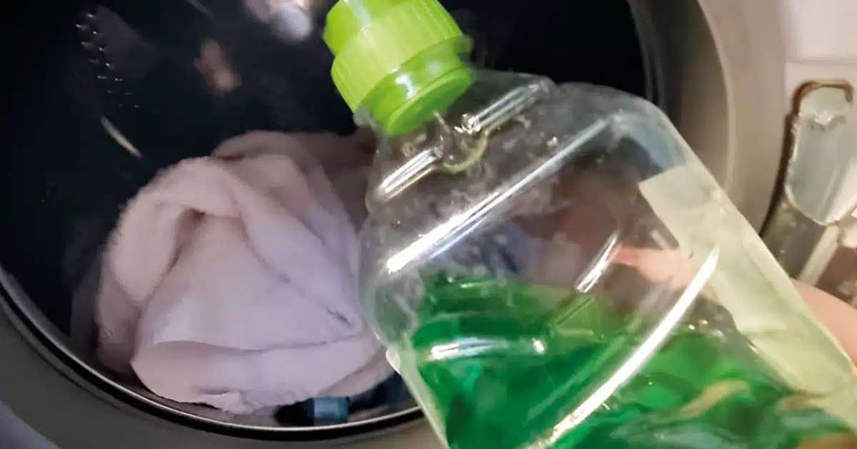 Pourquoi faut-il mettre du liquide vaisselle dans la machine à laver ?