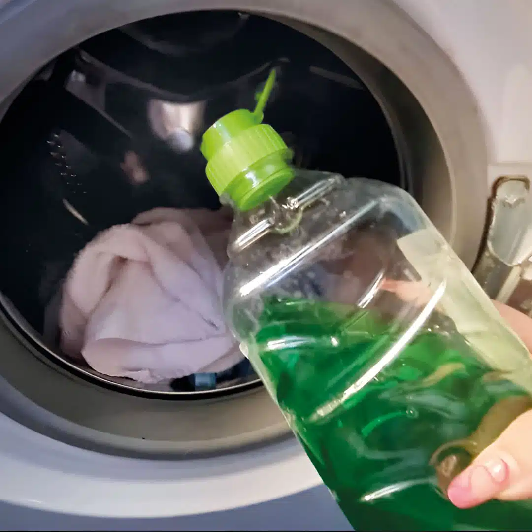 Pourquoi faut-il mettre du liquide vaisselle dans la machine à laver ?