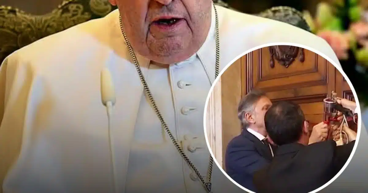 Pourquoi la porte de l'appartement du pape François a été scellée à la cire après sa mort à 88 ans