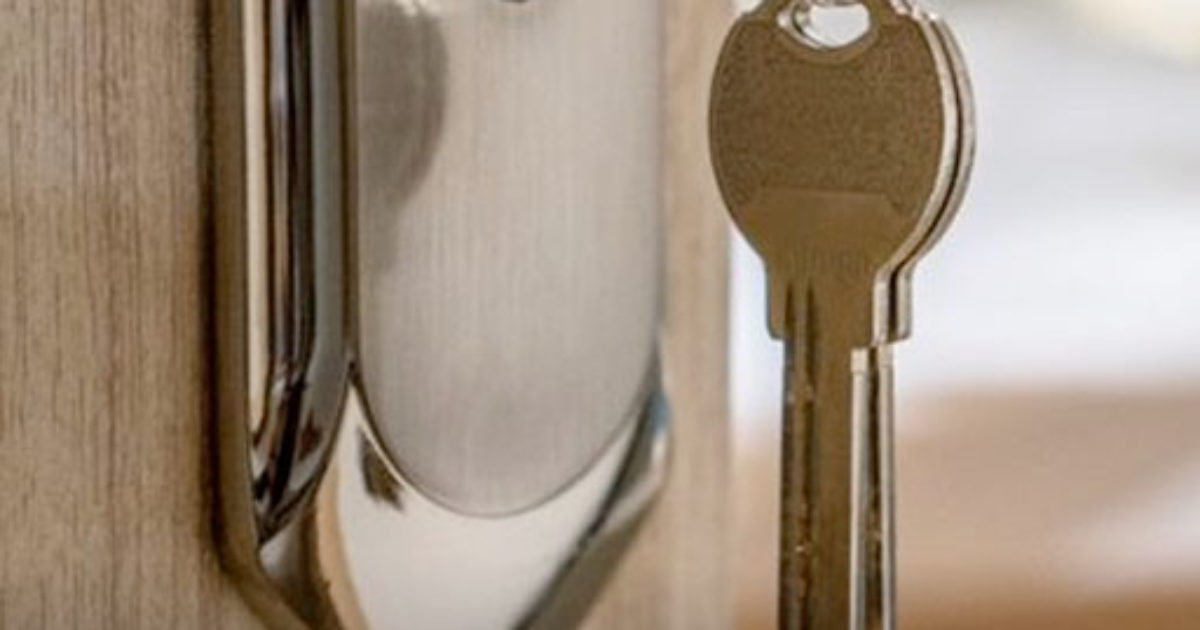 Pourquoi laisser la clé dans la porte la nuit est une mesure essentielle, selon cet expert