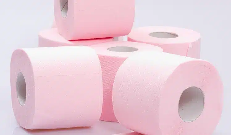 Rouleau de papier toilette rose posé sur une table