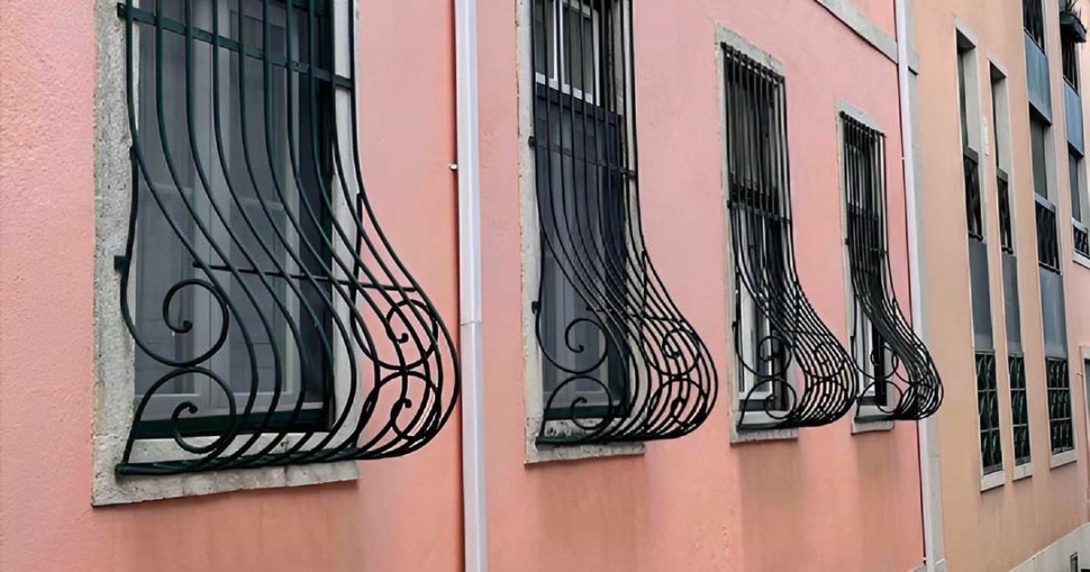 Pourquoi les barreaux de fenêtre ont-ils une courbure basse vers l’extérieur ?