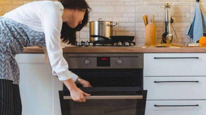 Casseroles et poêles empilées à l'intérieur d'un four