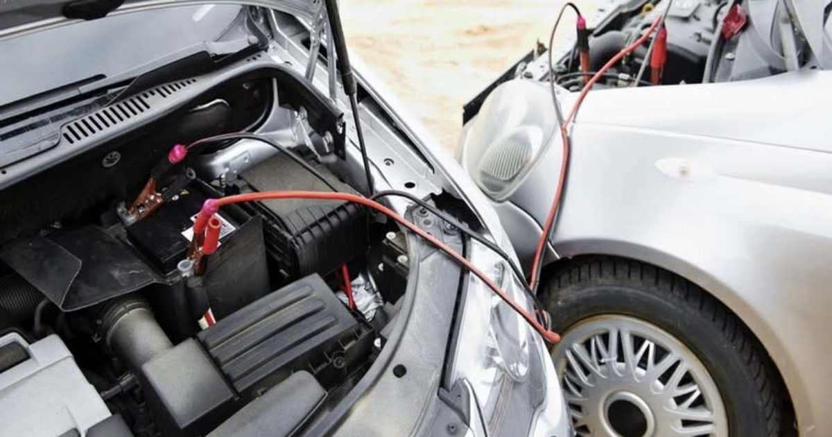 Pourquoi ne faut-il pas utiliser une voiture avec le moteur allumé pour démarrer une autre ?