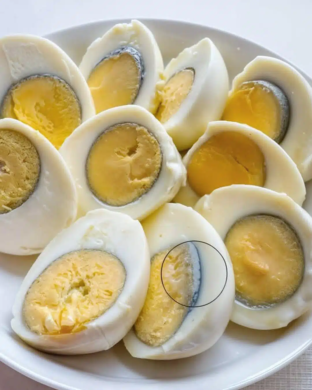 Pourquoi un anneau vert apparaît-il autour des oeufs durs ?