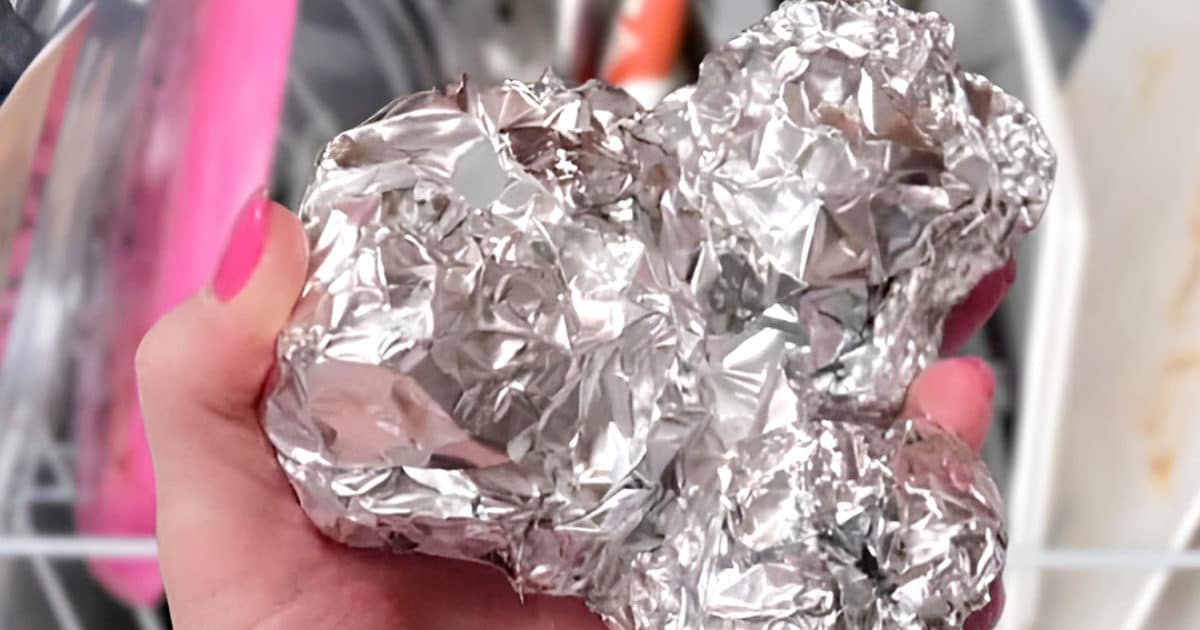 Pourquoi vous devriez toujours mettre une boule de papier aluminium dans le lave-vaisselle