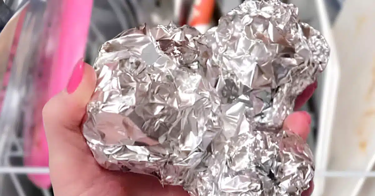 Pourquoi vous devriez toujours mettre une boule de papier aluminium dans le lave-vaisselle