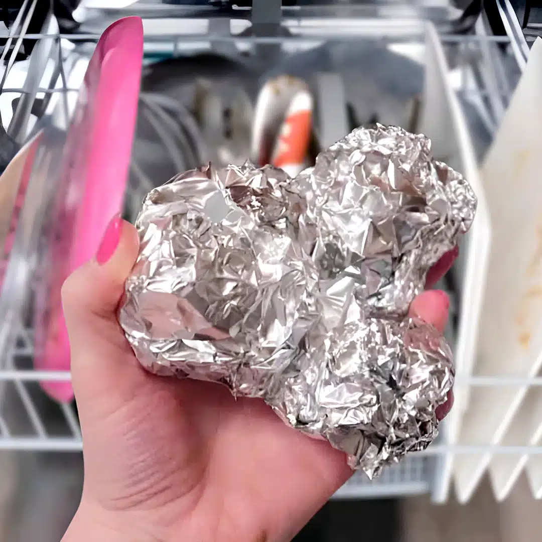 Pourquoi vous devriez toujours mettre une boule de papier aluminium dans le lave-vaisselle