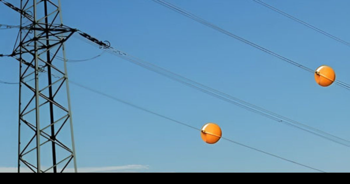 Pourquoi voyez-vous des boules colorées sur les lignes électriques ?