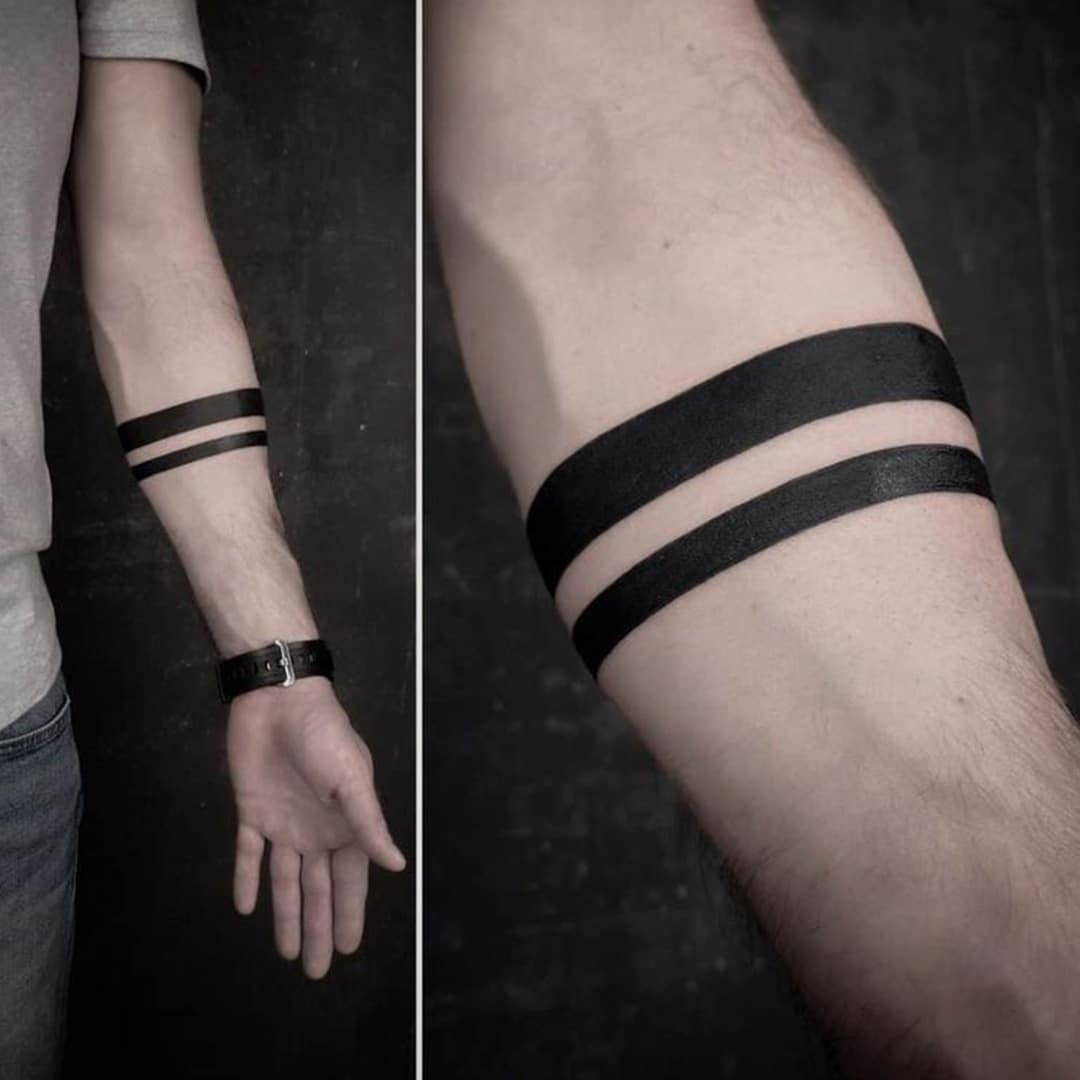 Que signifie le tatouage minimaliste à bandes noires ?
