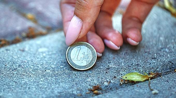 Pièces de monnaie éparpillées sur une table en bois