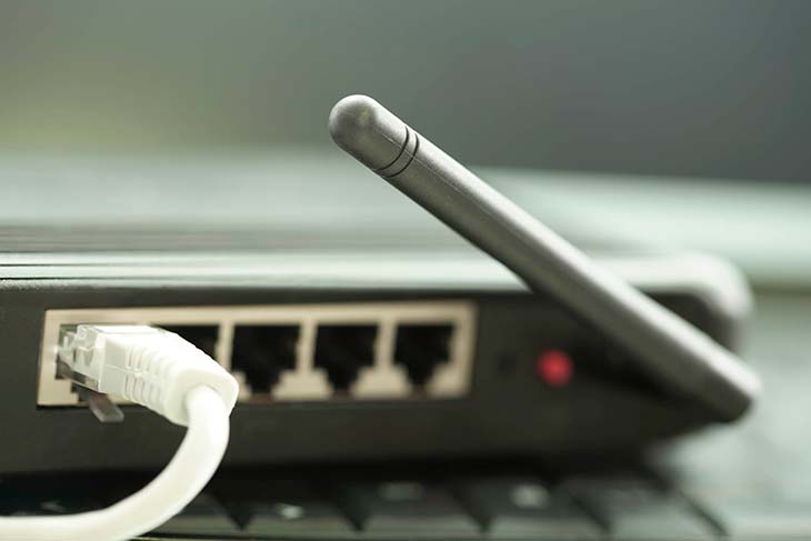 Un routeur wi-fi branché 