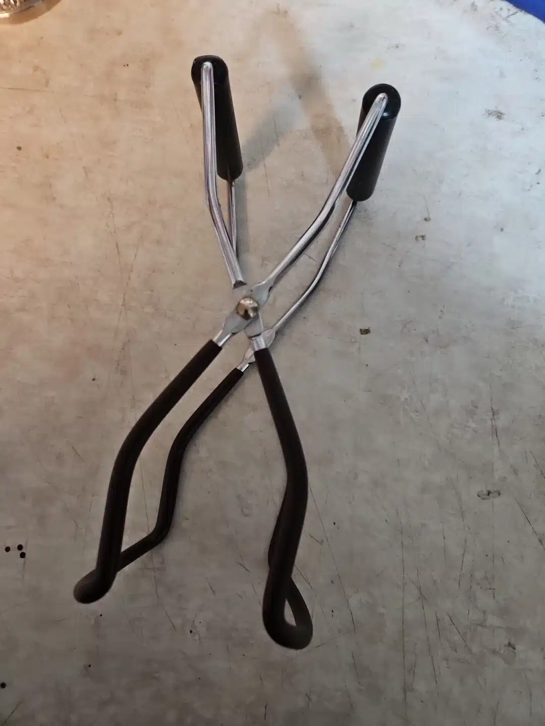 Pince à bocaux vintage en métal légèrement oxydée