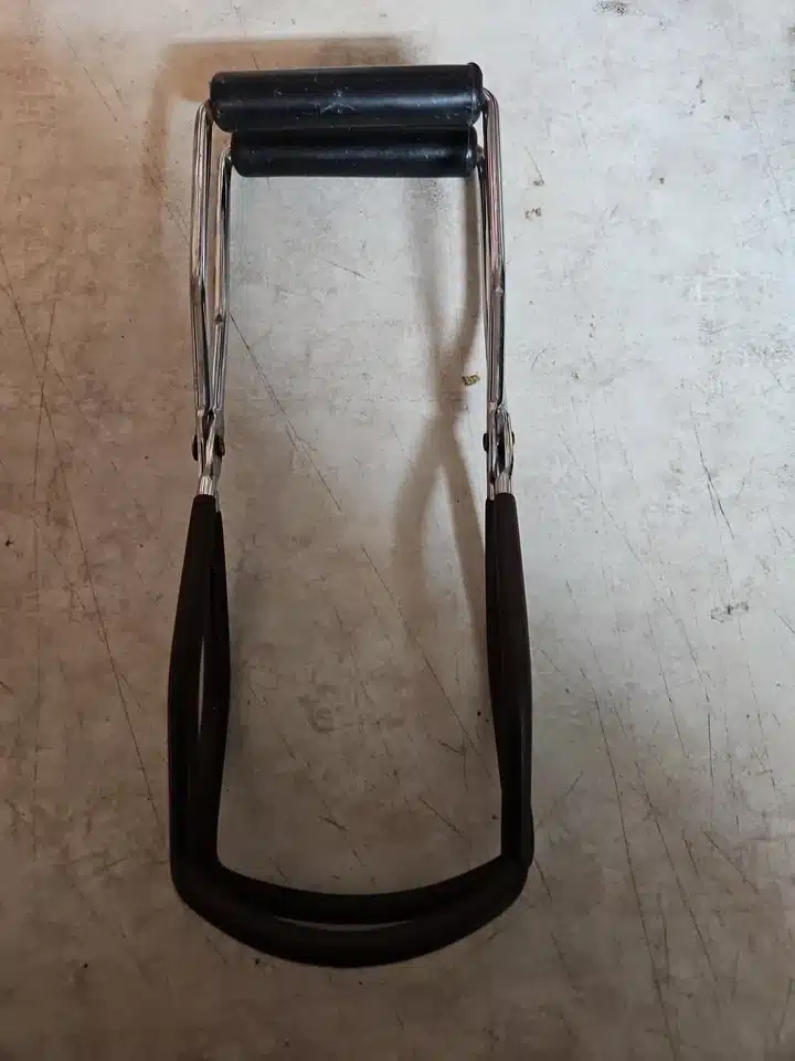 Grand-mère expliquant l'usage de la pince avec des gestes expressifs