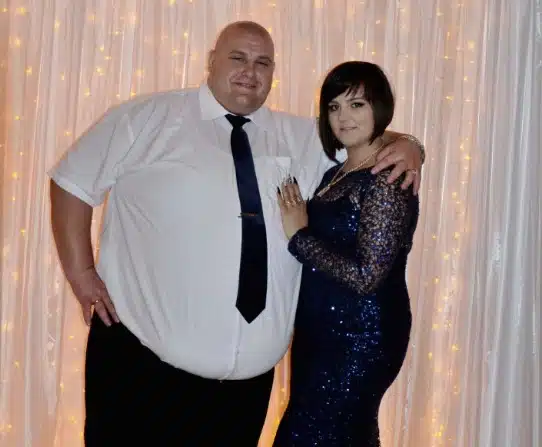 Photo de la famille d'Arkadiy, illustrant l'impact de son poids sur leur quotidien