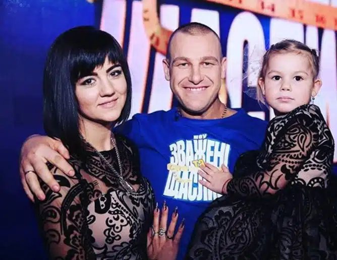 Arkadiy transformé, souriant et léger, lors d'une épreuve sportive