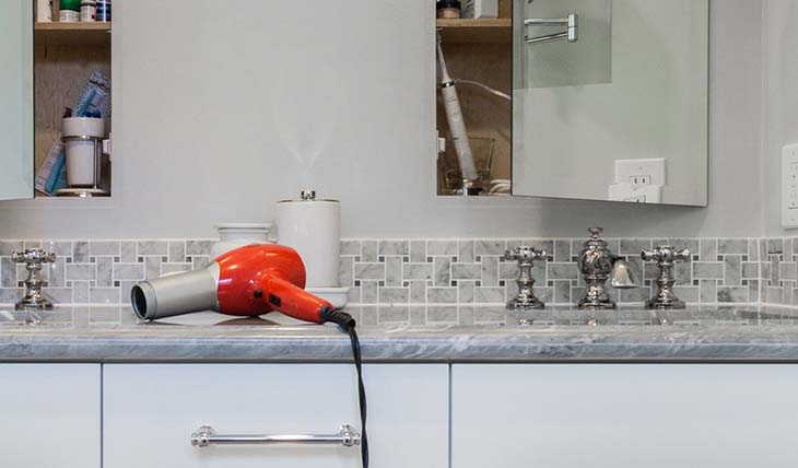 Le sèche-cheveux est efficace pour l’évacuation de la vapeur d’eau 