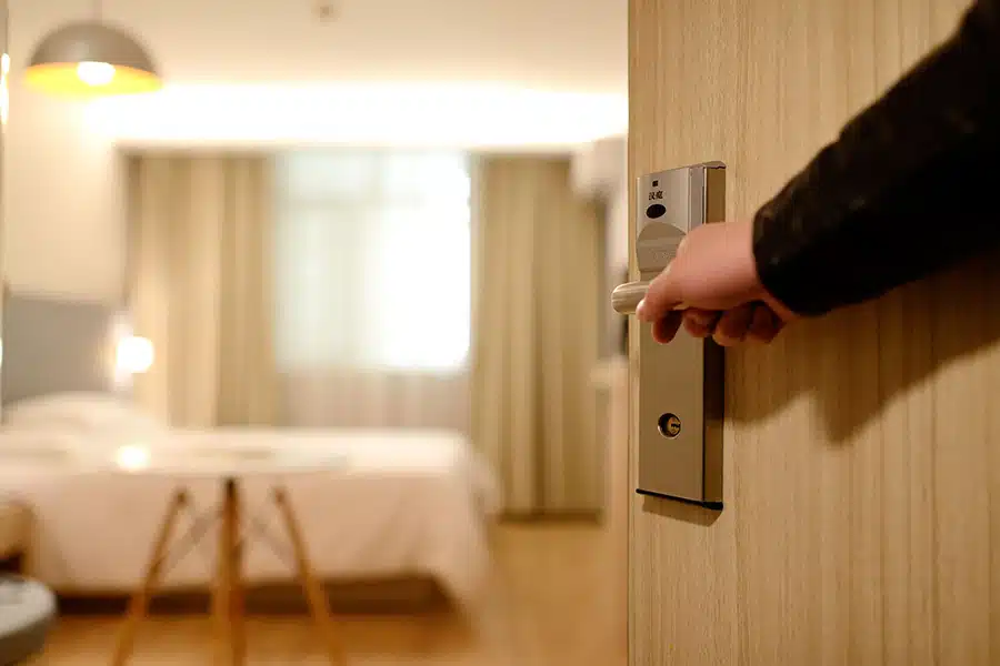 Voyageuse vérifiant sa chambre