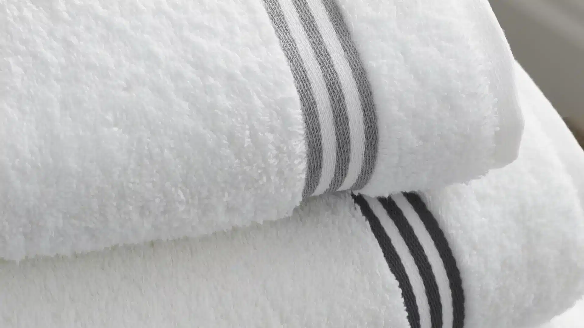 Serviette d'hôtel avec bandes dobby