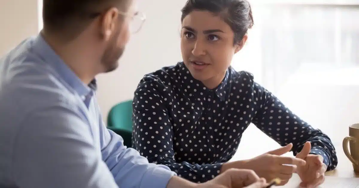 Un couple discute dans une voiture, le vendredi soir