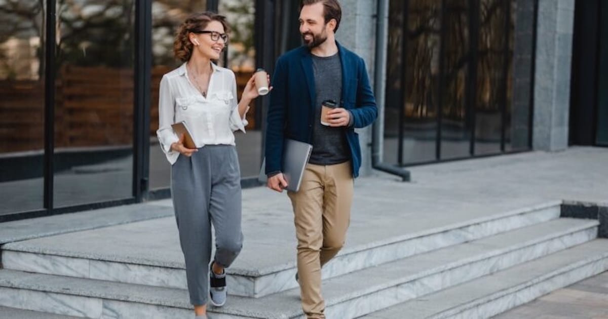 Un couple se dispute légèrement dans un salon