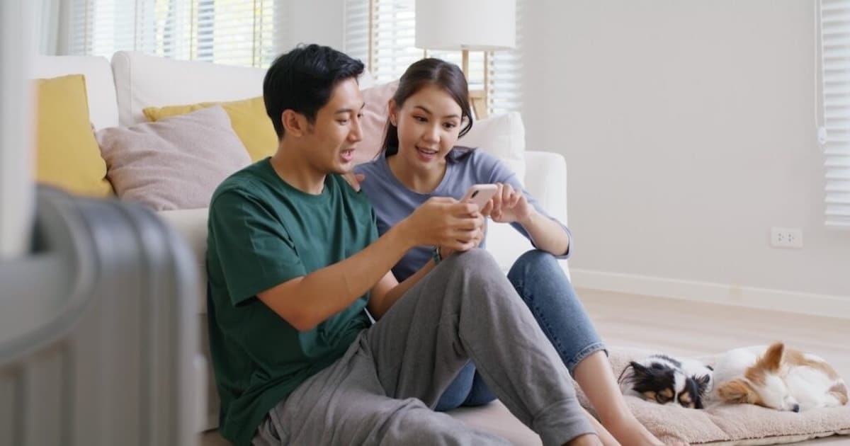 Une main lance une fléchette sur une carte du monde murale