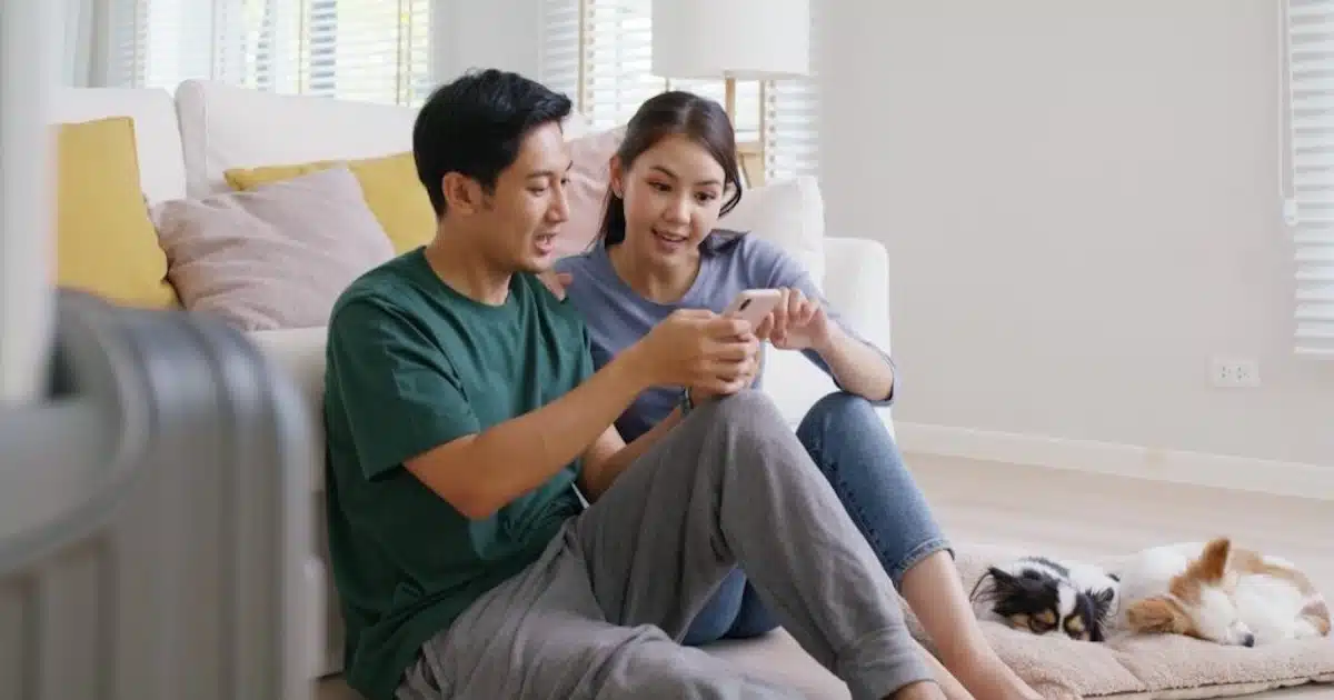 Une main lance une fléchette sur une carte du monde murale